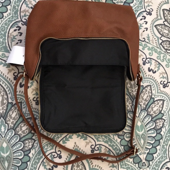 Lady’s cross body/ messenger bag - Picture 4 of 7